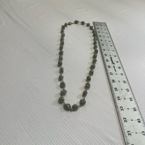 VINTAGE GOLDTONE CAGED WRAPPED WIRE POLISHED GREEN STONE NECKLACE - Picture 4 of 5